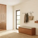Une entrée lumineuse et ordonnée avec un claustra en bois, un banc de rangement et une console murale minimaliste.