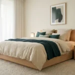 Chambre lumineuse avec lit en bois, linge de lit beige et touches de vert forêt, ambiance zen et épurée.