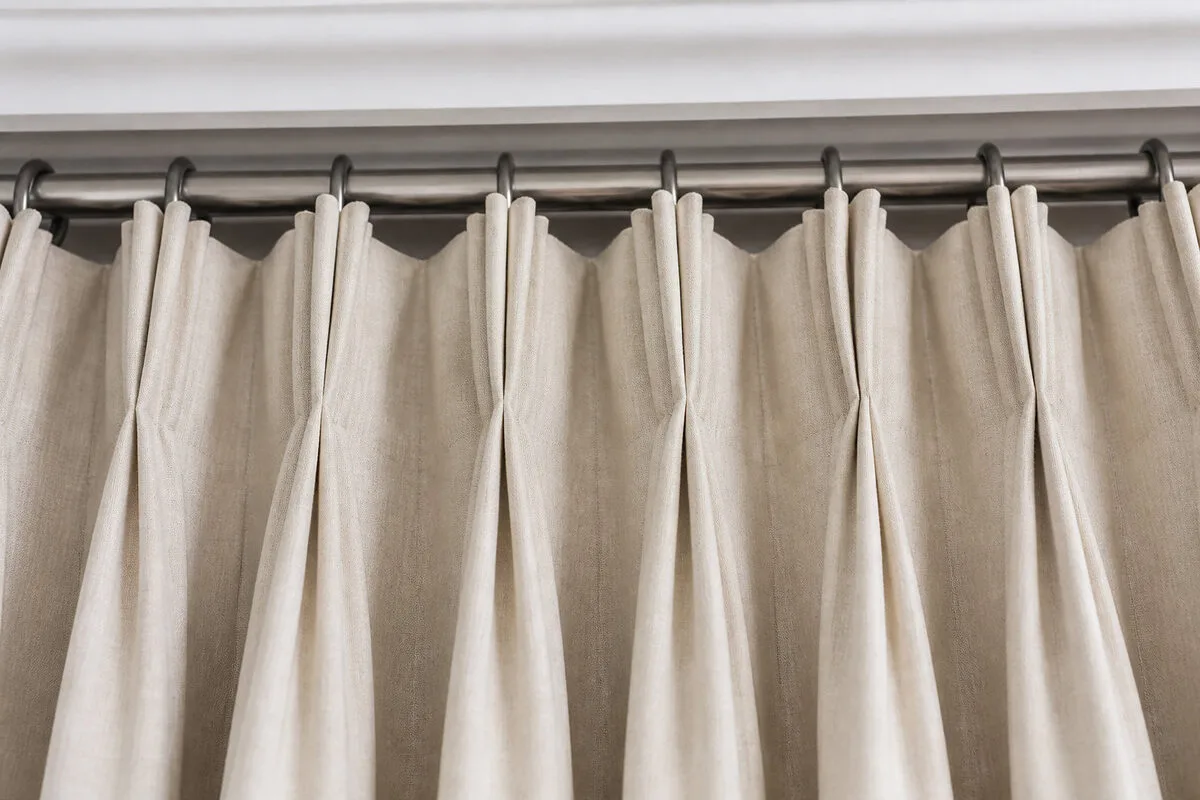 ⚙️ Fixations et finitions adaptées au poids du tissu