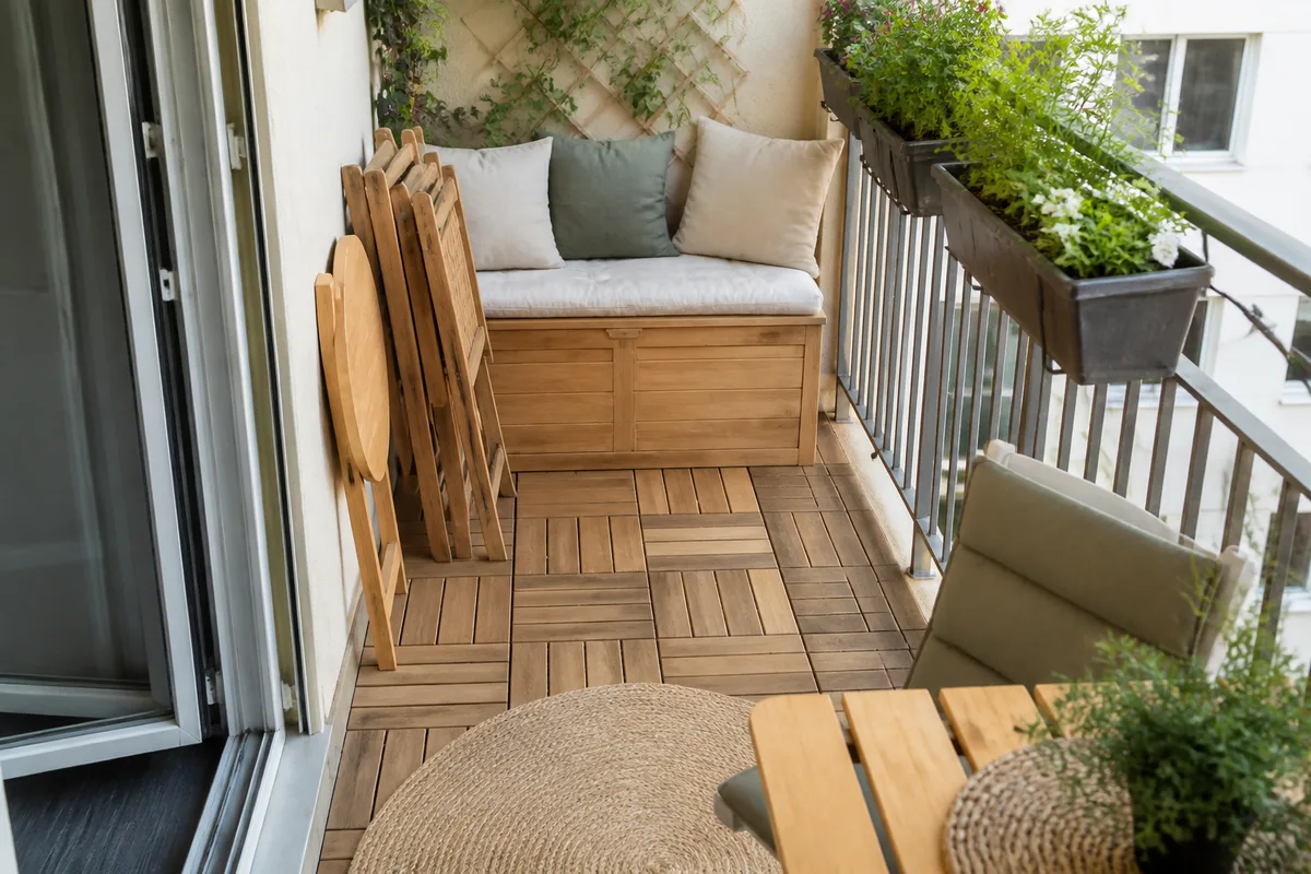 Mobilier pliant et banc coffre sur un mini balcon