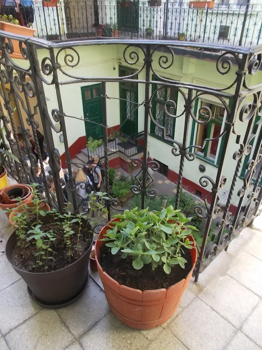 Détail de tablette rabattable et jardinières suspendues sur un balcon étroit