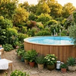 Piscine hors-sol habillée de lames de bois verticales dans un jardin avec des plantes en pot