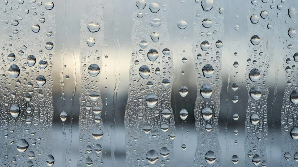 Gouttes de condensation sur une vitre.